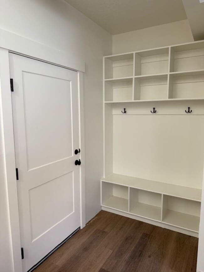 Building Photo - Beautiful townhome with 2 car garage, Cent...