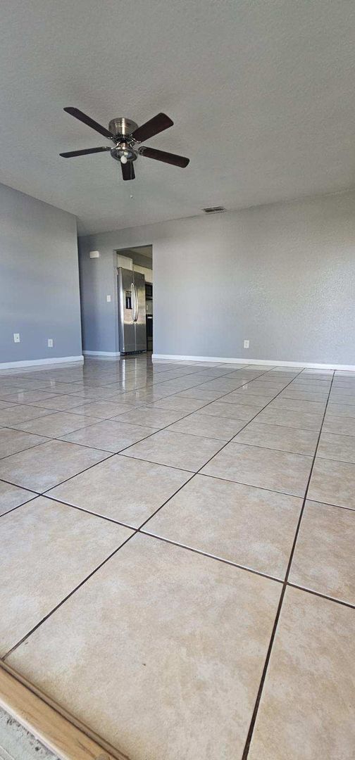 Building Photo - South Lakeland Rental!!