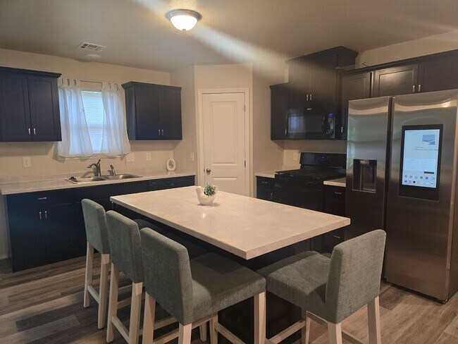 Building Photo - Modern comfort meets convenience in this b...