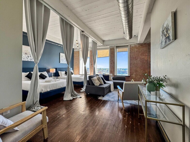 Building Photo - 555 Evergreen St