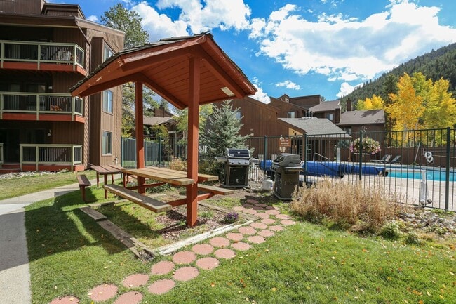 Building Photo - Move in Special! Keystone 2 bed/2bath! Plu...