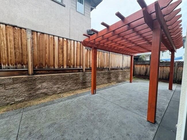 Building Photo - Beautiful 4 Bedroom 2.5 bath Home In Oakley with Solar