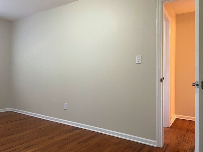 Building Photo - 2575 Olde Hill Ct N