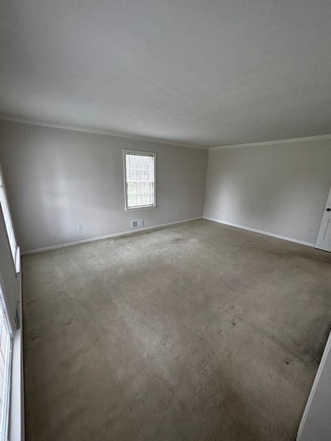 Building Photo - Large 4 Bedroom 2 Bath Home