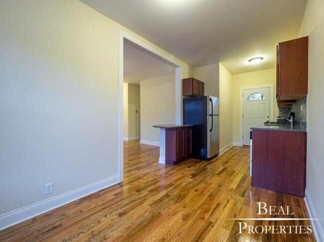 Building Photo - 1 bedroom in CHICAGO IL 60657