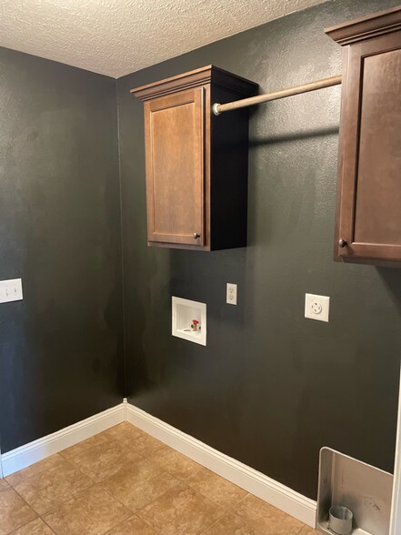 Building Photo - 485 E Whitethorn Dr