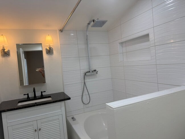 Building Photo - Updated Costal - Style home