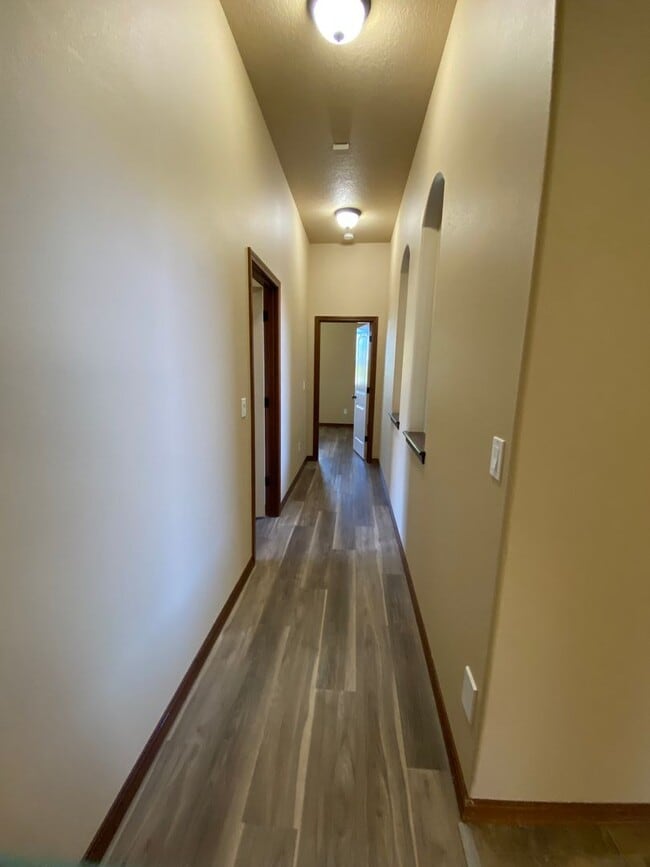 Building Photo - 433 Golden Dr