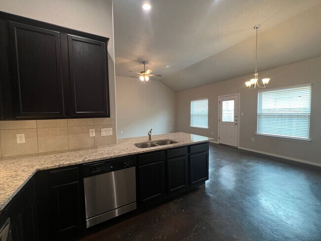 Building Photo - Luxury 3/2Duplex in Seguin, TX
