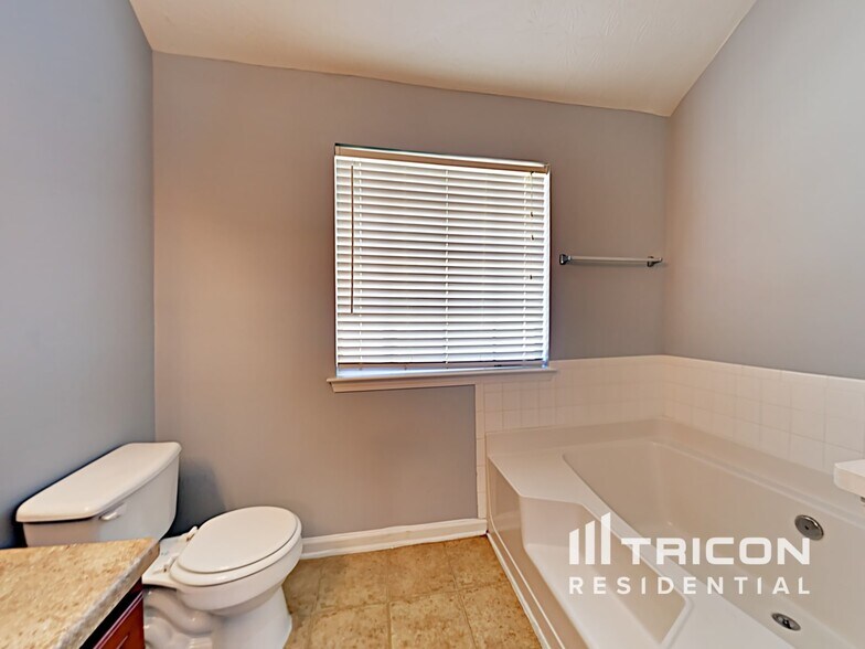 Building Photo - 660 Escalade Dr