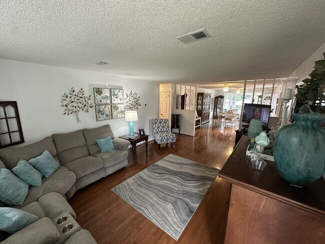 Building Photo - 808 Water View Terrace