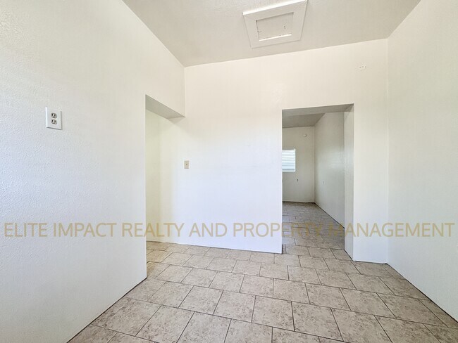 Building Photo - 2454 N Treat Ave
