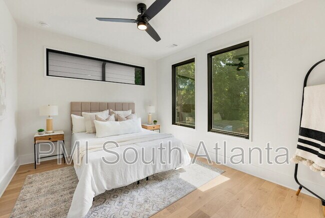 Building Photo - 194 E Lake Terrace SE