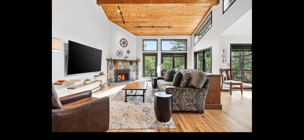 Building Photo - 2074 Foothills Dr S