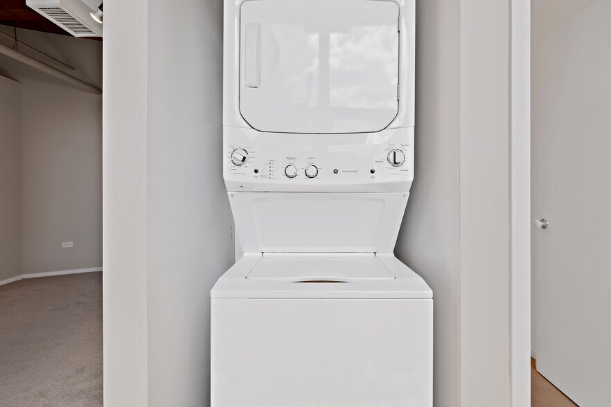 Building Photo - 420 S Clinton St