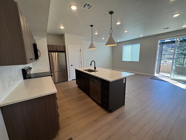 Building Photo - 3 Bedroom Home!
