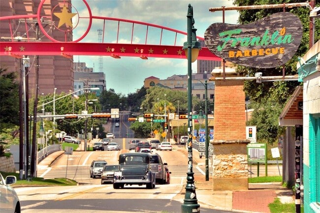 Building Photo - 904 Catalpa St