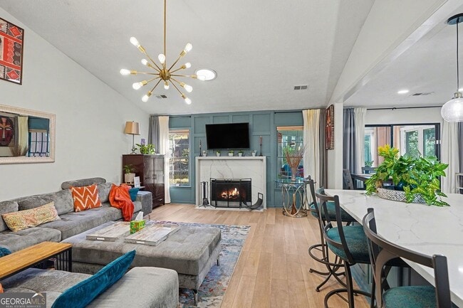 Building Photo - 8671 Twin Oaks Dr