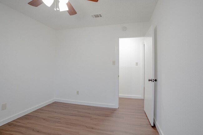 Building Photo - 2800 Bushnell Dr