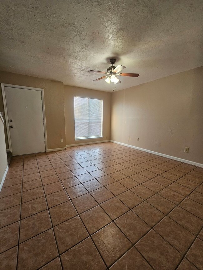 Building Photo - (3) Bed/(1.5) Bath Townhome Avail NOW!