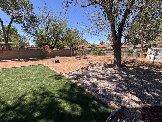 Building Photo - 3 bedroom 2 bath home in NE Albuquerque
