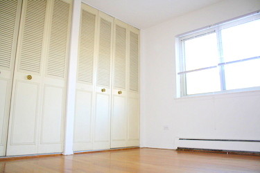 Building Photo - 1055 W. Catalpa Ave.