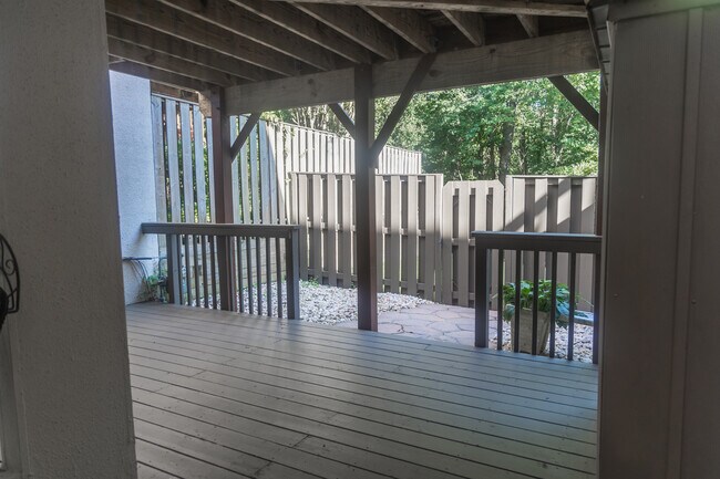 Building Photo - 1613 Valencia Way