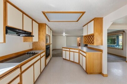 Building Photo - Spacious home with outbuilding
