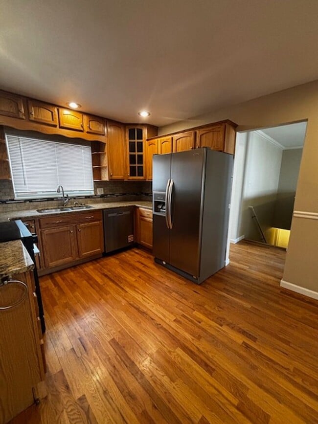 Building Photo - Cute 5 Bedroom 3 Bath Single Family Home