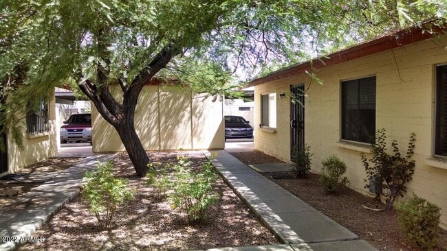 Building Photo - 904 W Malibu Dr