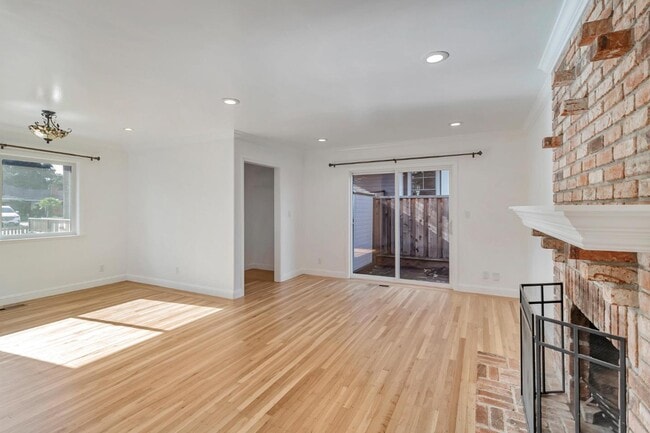 Building Photo - 123 Dunsmuir Way