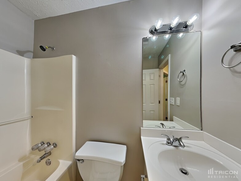 Building Photo - 538 Grove Pointe Ct