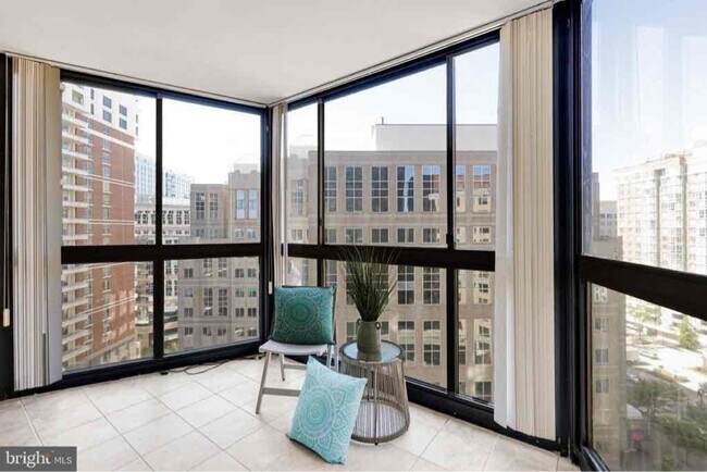 Building Photo - 900 N Stafford St