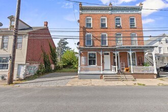 Building Photo - Spacious 4 Bedroom Single Family on Susquehanna St with Off Street Parking