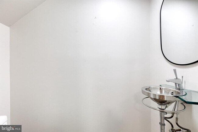 Building Photo - Welcome to contemporary luxury living in this beautifully renovated 2bd 2.5bth penthouse condo