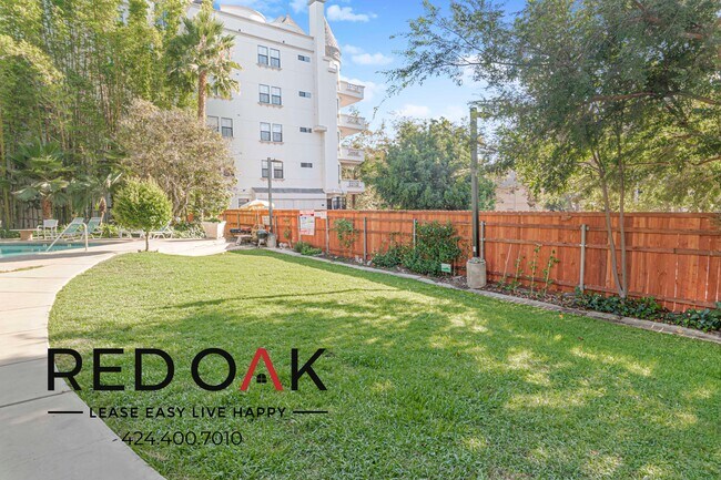 Building Photo - 570 N Rossmore Ave