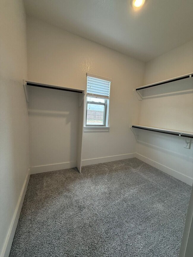 Building Photo - 3/2/2 GODLEY ISD - CUSTOM Upgrades Pets Welcome Commuter Friendly