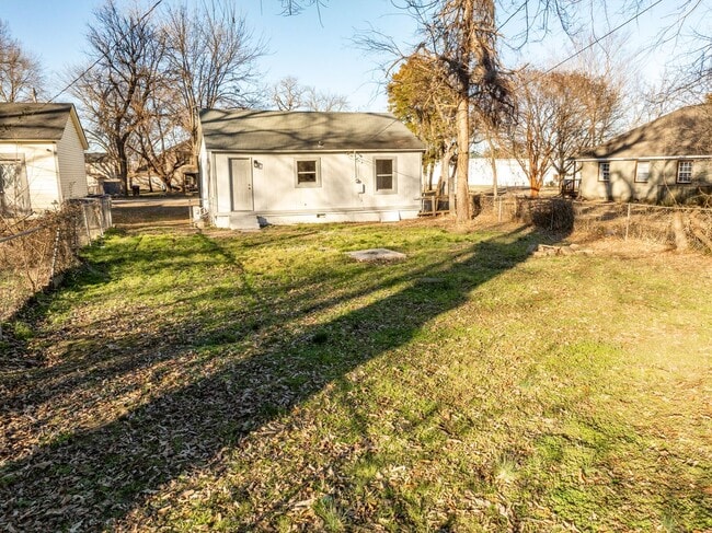 Building Photo - Freshly Updated 2 Bedroom House