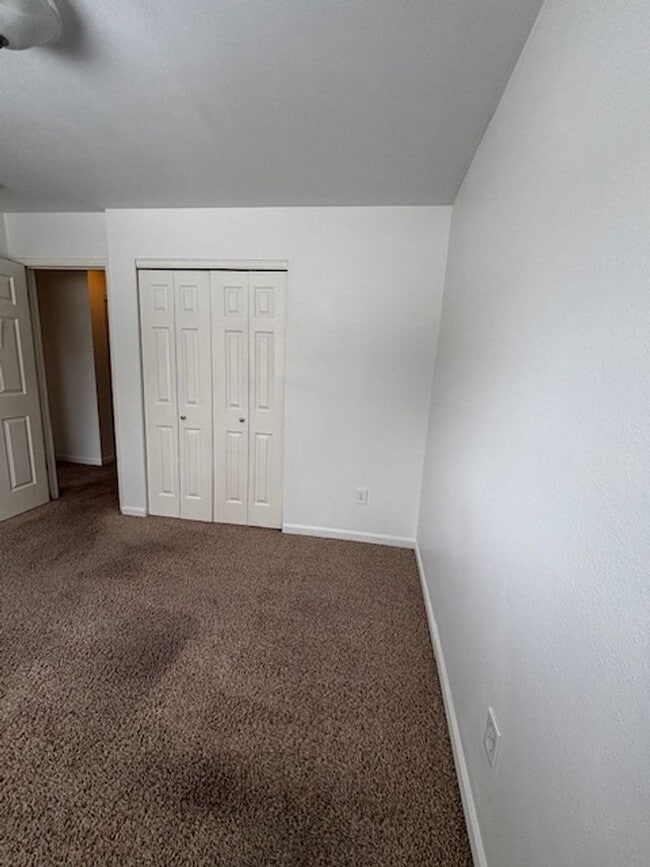 Building Photo - Cute 5 Bedroom 3 Bath Single Family Home