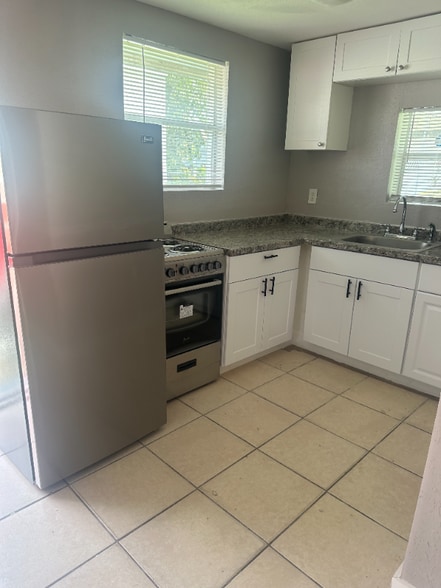 Building Photo - 1064 N Tamiami Trl