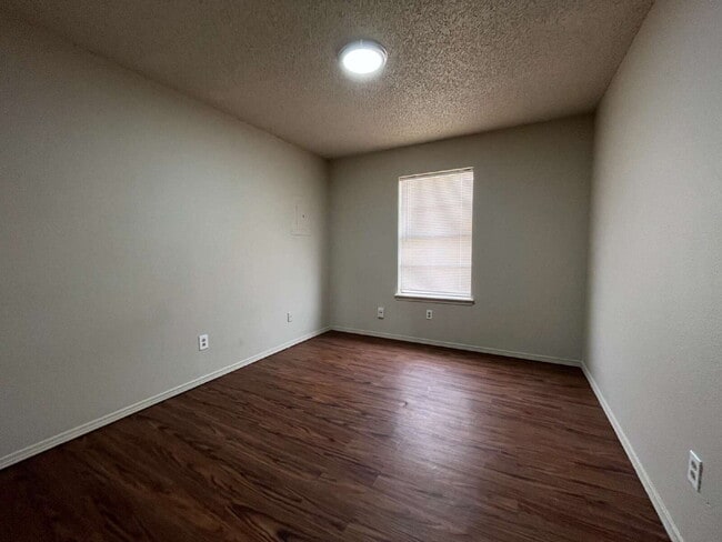 Building Photo - Cute 2 bed!