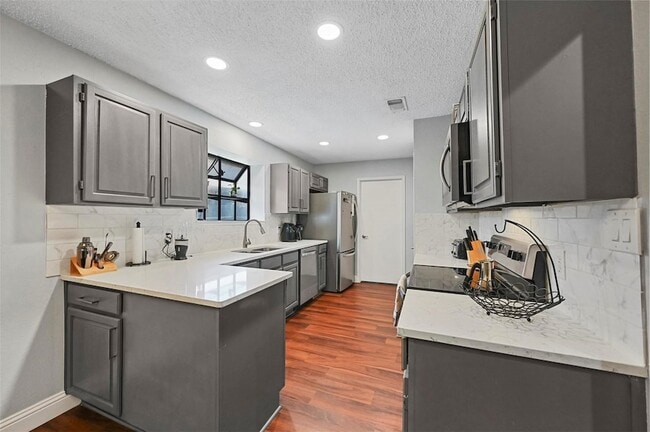 Building Photo - 2530 Seven Hills Dr