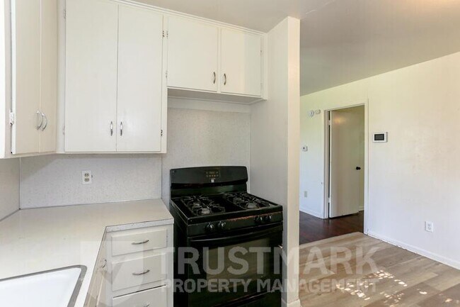 Building Photo - 507 Adams Ave