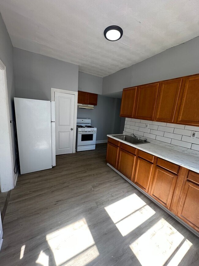 Building Photo - LARGE 4 Bed, 1.5 Bath ready for rent!