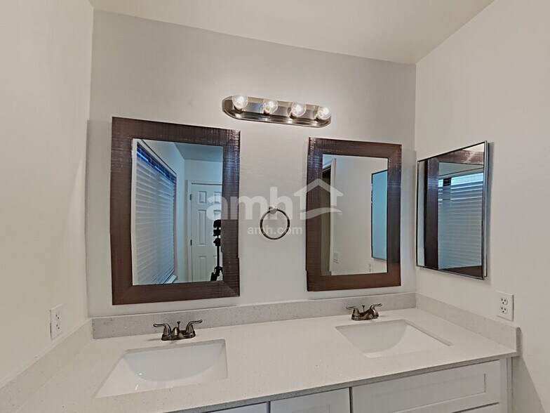 Building Photo - 2862 E Augusta Ave