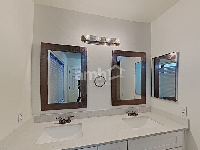 Building Photo - 2862 E Augusta Ave