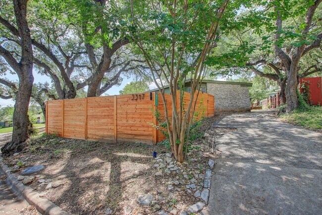 Building Photo - 3317 S Oak Dr