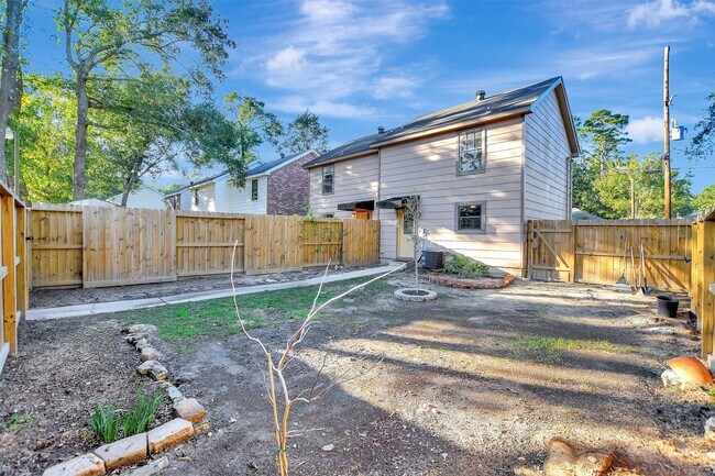 Building Photo - 1706 Longview St