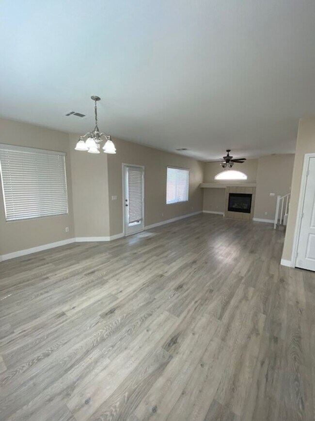 Building Photo - 3 bedroom home in Sky Ridge