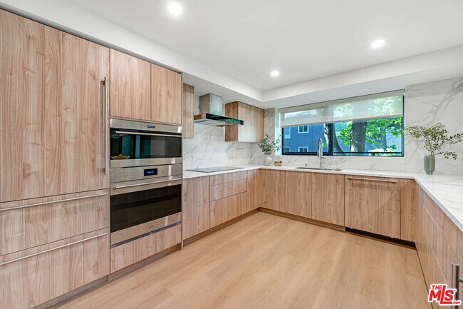 Building Photo - 350 N Palm Dr